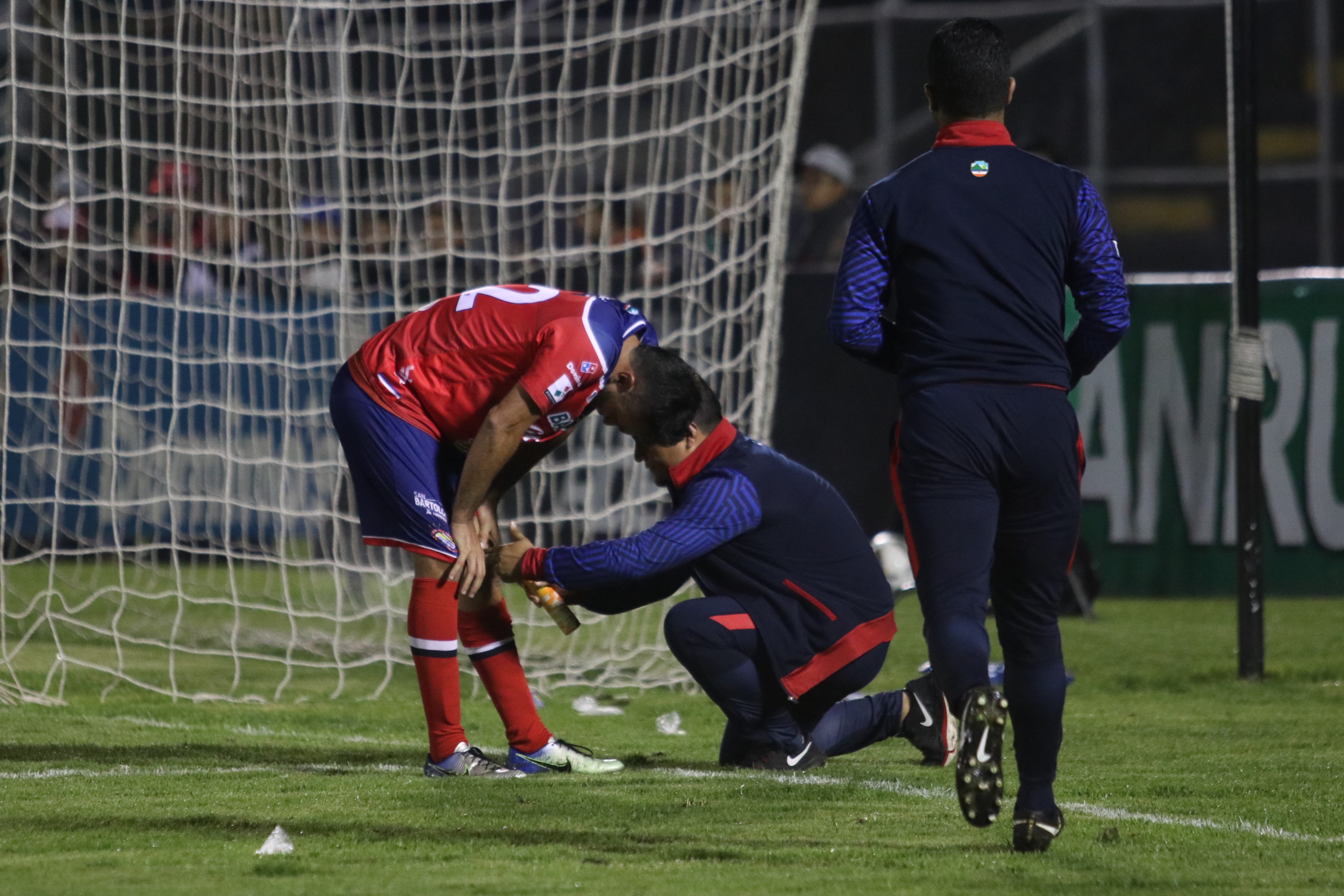 El delantero Carlos Kamiani se resintió luego de una jugada en el partido ante Guastatoya. (Foto Prensa Libre: Raúl Juárez)