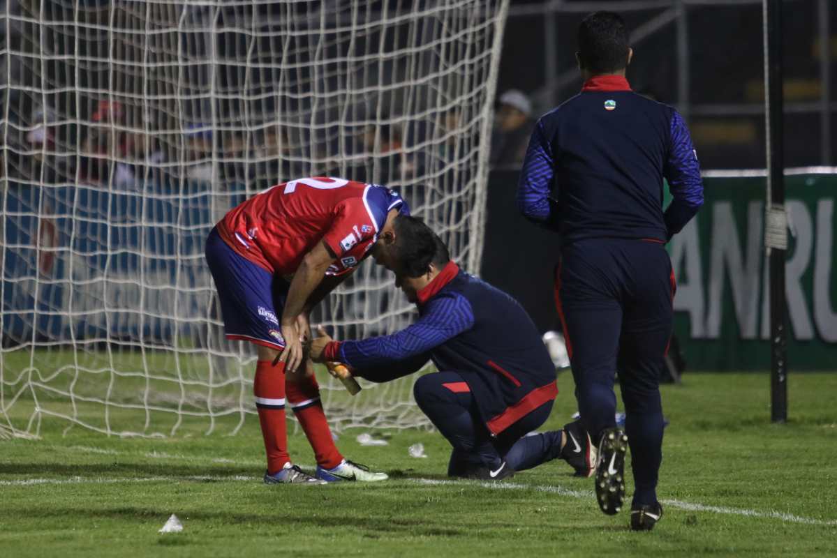 El delantero Carlos Kamiani se resintió luego de una jugada en el partido ante Guastatoya. (Foto Prensa Libre: Raúl Juárez)