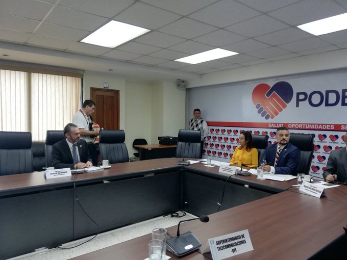 El ministro Acisclo Valladares -sentado a la izquierda- durante citación con la bancada Podemos. (Foto Prensa Libre: Andrea Orozco). 