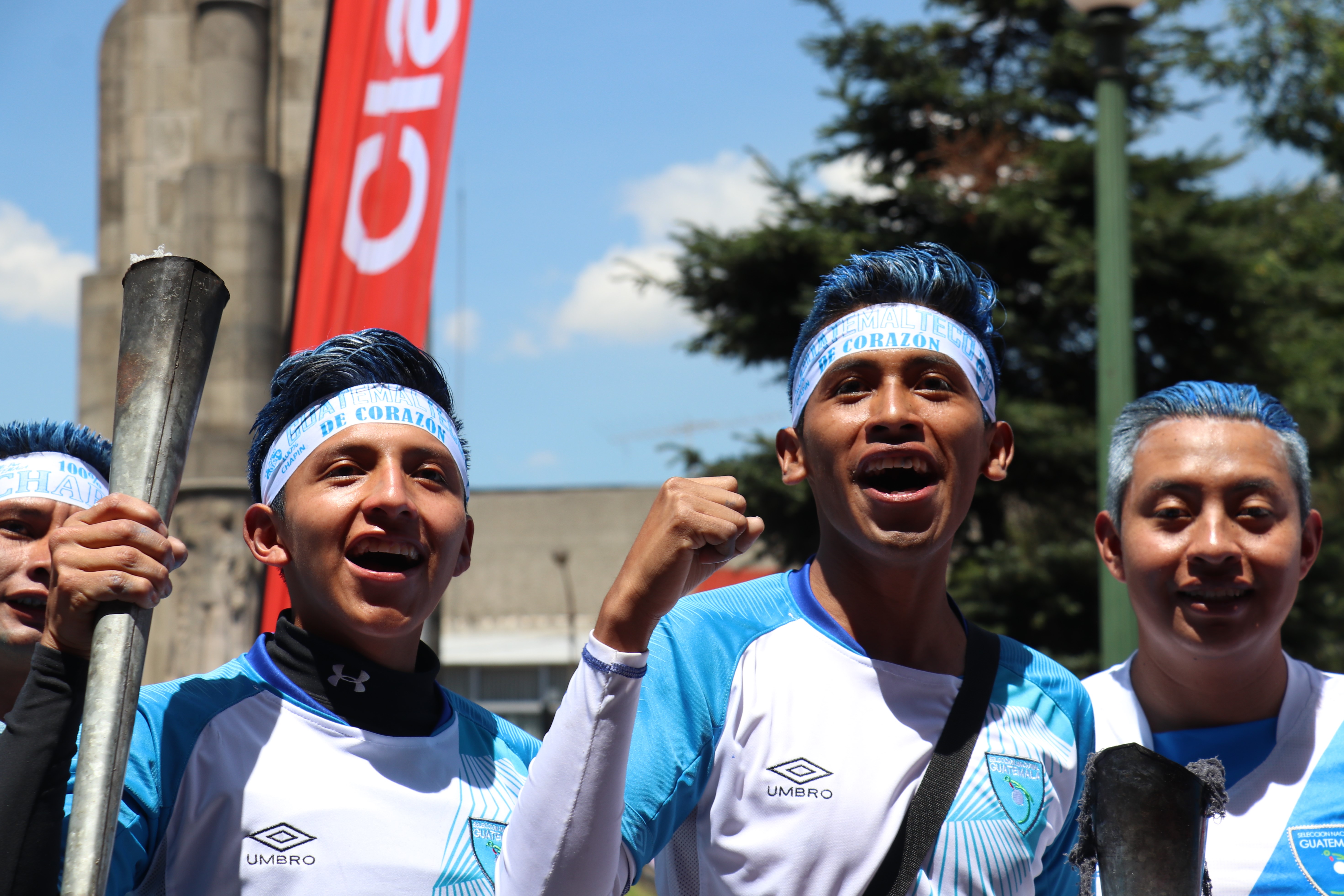 Los jóvenes visten los colores de Guatemala para mostrar su patriotismo. (Foto Prensa Libre: Raúl Juárez)