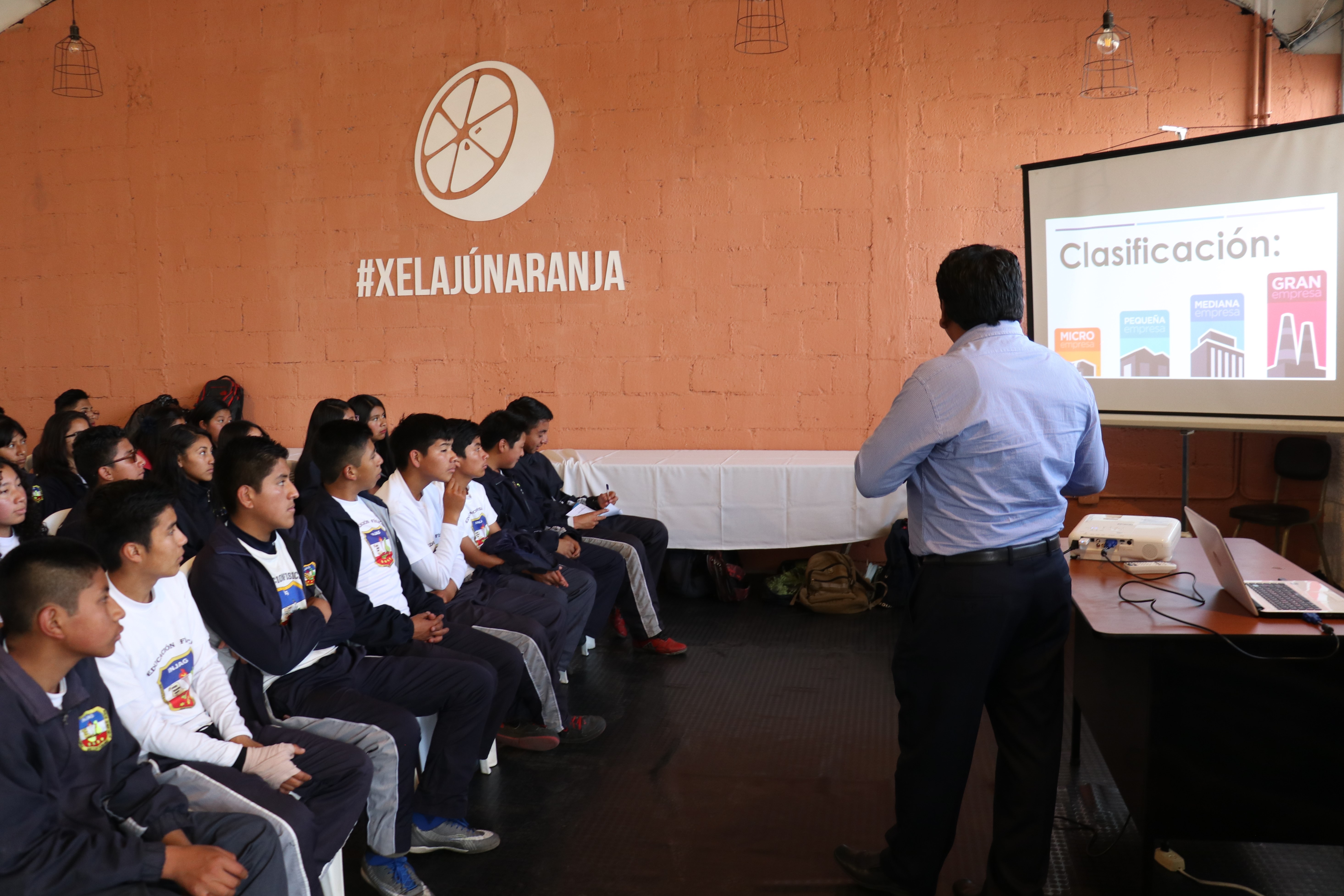 Los estudiantes recibieron charlas enfocadas a tener iniciativa y ser proactivos. (Foto Prensa Libre: Raúl Juárez)