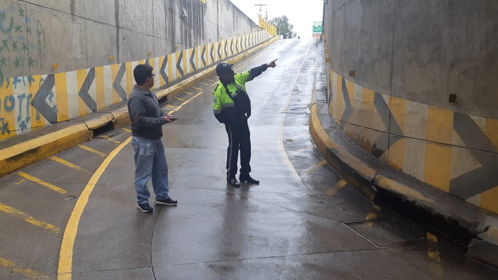 Personal de la comuna altense hizo la evaluación del paso a desnivel de las Américas y tomaron la decisión de cerrar dos vías. (Foto Prensa Libre: Cortesía)