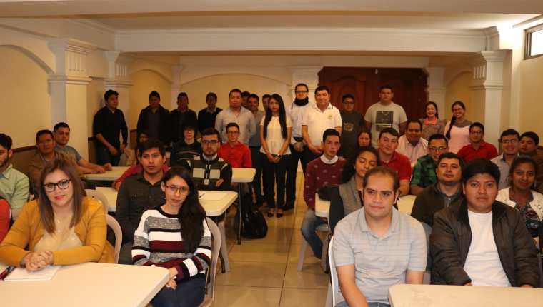 Las expectativas de los organizadores quedó rebasada del número de jóvenes que acudieron a la convocatoria. (Foto Prensa Libre: Raúl Juárez)