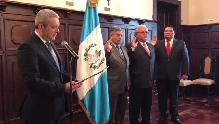 Los comisionados, que fueron retirados de CNEE septiembre del 2019, fueron juramentados en  mayo del 2017 para un plazo de 5 años, el cual no se cumplió. (Foto, Prensa Libre: Gobierno de Guatemala).