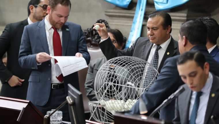 Momento en que el Congreso selecciona a los cinco pesquisidores para magistrados de la CC. (Foto Prensa Libre: Hemeroteca PL)