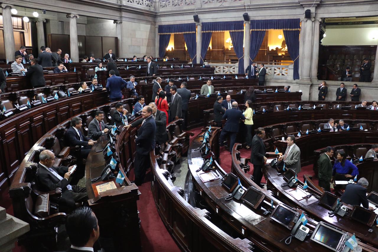 Diputados participan en sesión en el Congreso para conocer el acuerdo del estado de Sitio en 22 municipios de cinco departamentos. (Foto Prensa Libre: Juan Carlos Pérez).