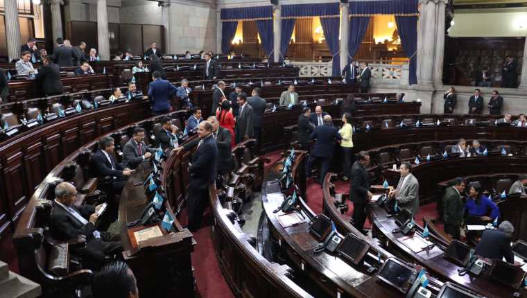 Diputados participan en sesión en el Congreso para conocer el acuerdo del estado de Sitio en 22 municipios de cinco departamentos. (Foto Prensa Libre: Juan Carlos Pérez).