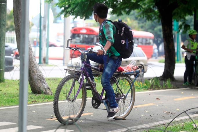 Joven se conduce en la ciclovías de la avenida La Reforma, en ciudad de Guatemala. (Foto Prensa Libre: Hemeroteca)