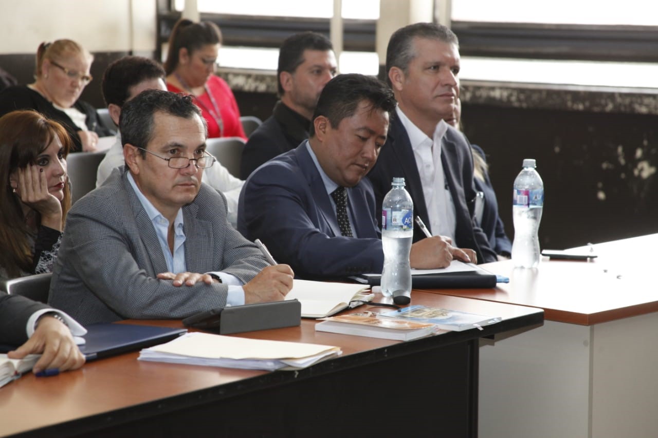 Implicados y abogados defensores escuchan la resolución de Miguel Ángel Gálvez que duró Más de cuatro horas. (Foto Prensa Libre: Noé Medina)