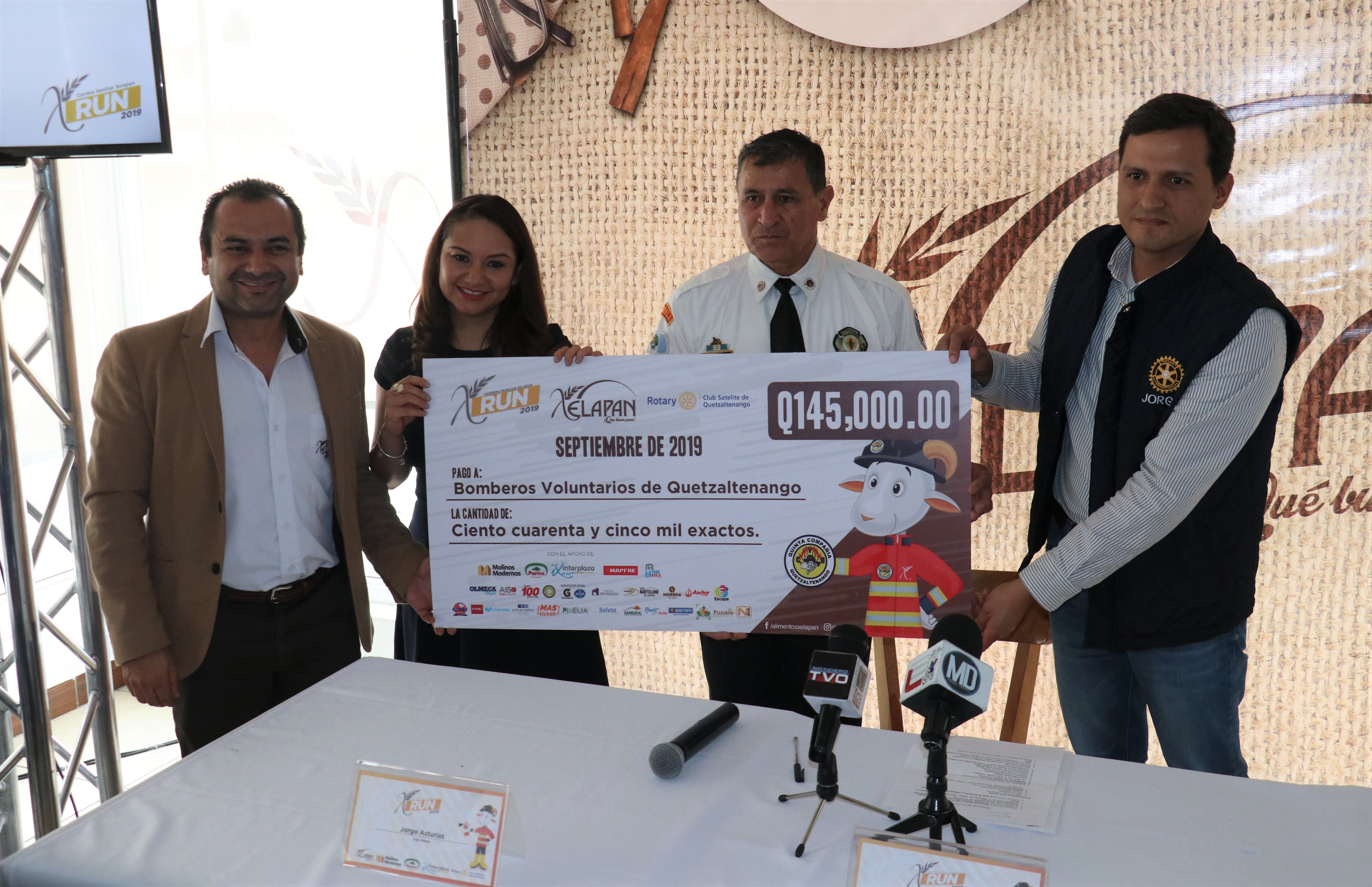 Organizadores de la carrera entregaron el donativo al Mayor Bombero Raúl Izas. (Foto Prensa Libre: Raúl Juárez)