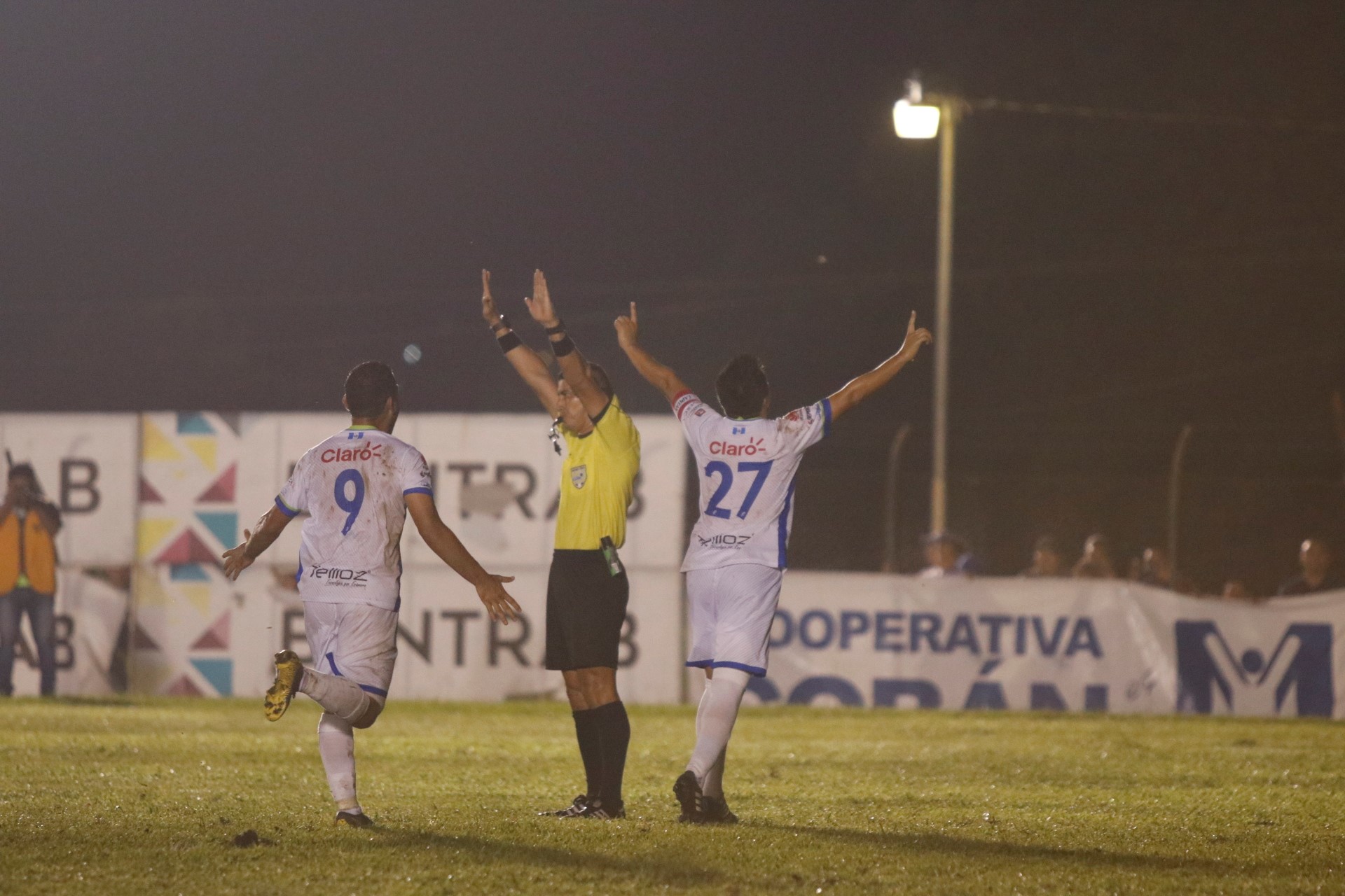 Así festejaron los jugadores de Mixco, después del gol del empate. (Foto Prensa Libre: Eduardo Sam)