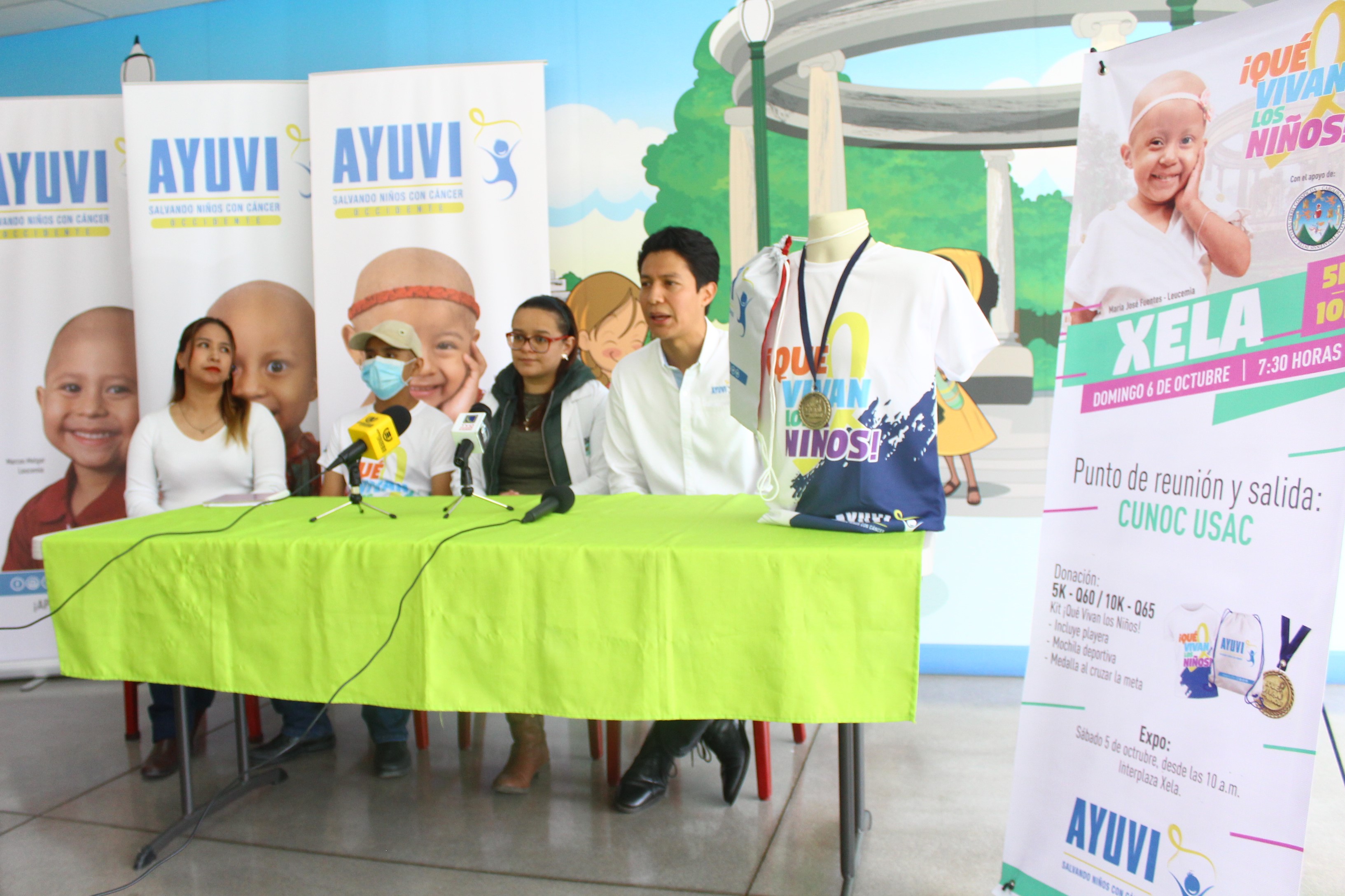 Organizadores presentaron la playera y medalla que darán a los participantes de la quinta edición de la carrera. (Foto Prensa Libre: Raúl Juárez)