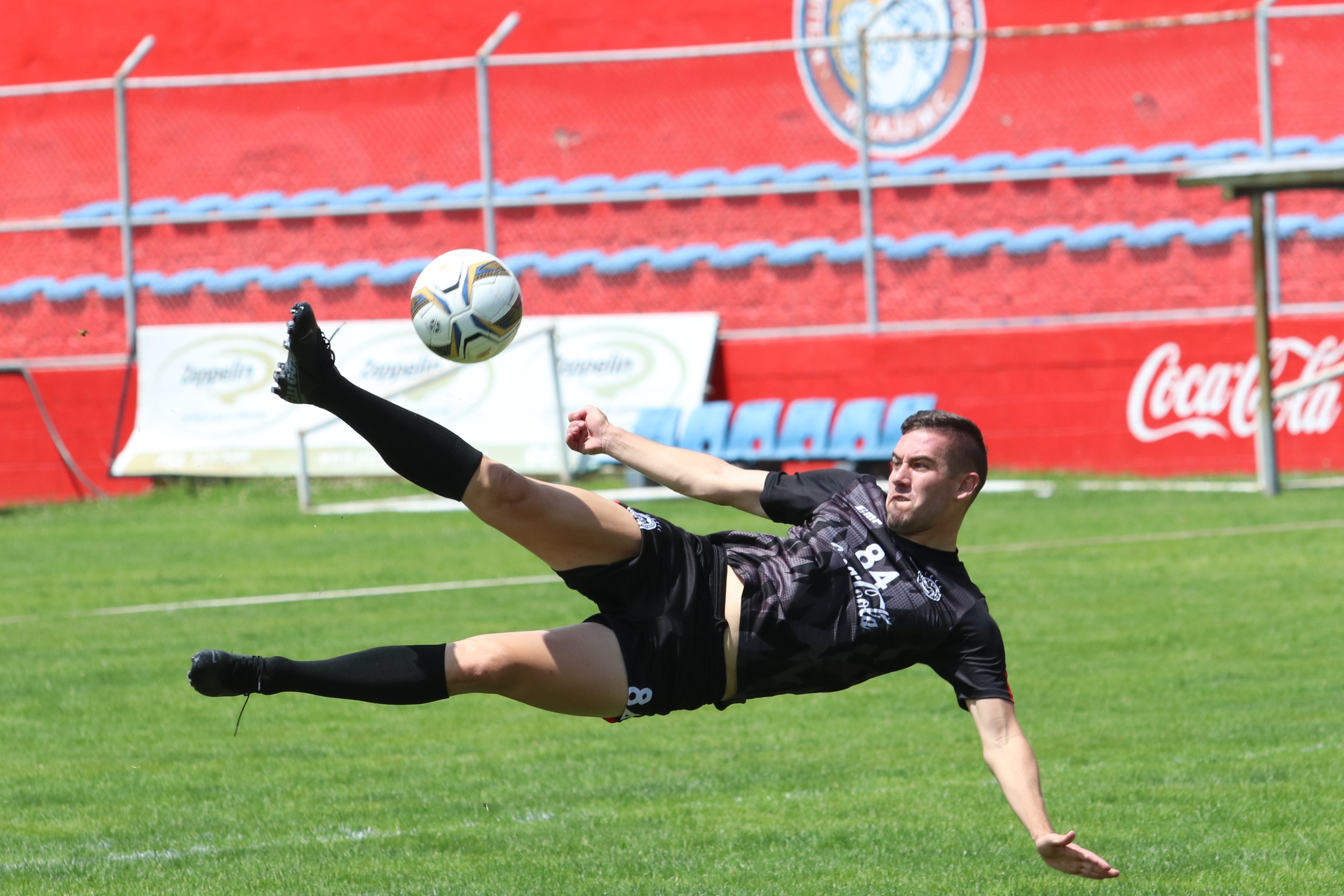 El delantero argentino, Gonzalo Vivanco está motivado por aportar los goles a Xelajú. (Foto Prensa Libre: Raúl Juárez)