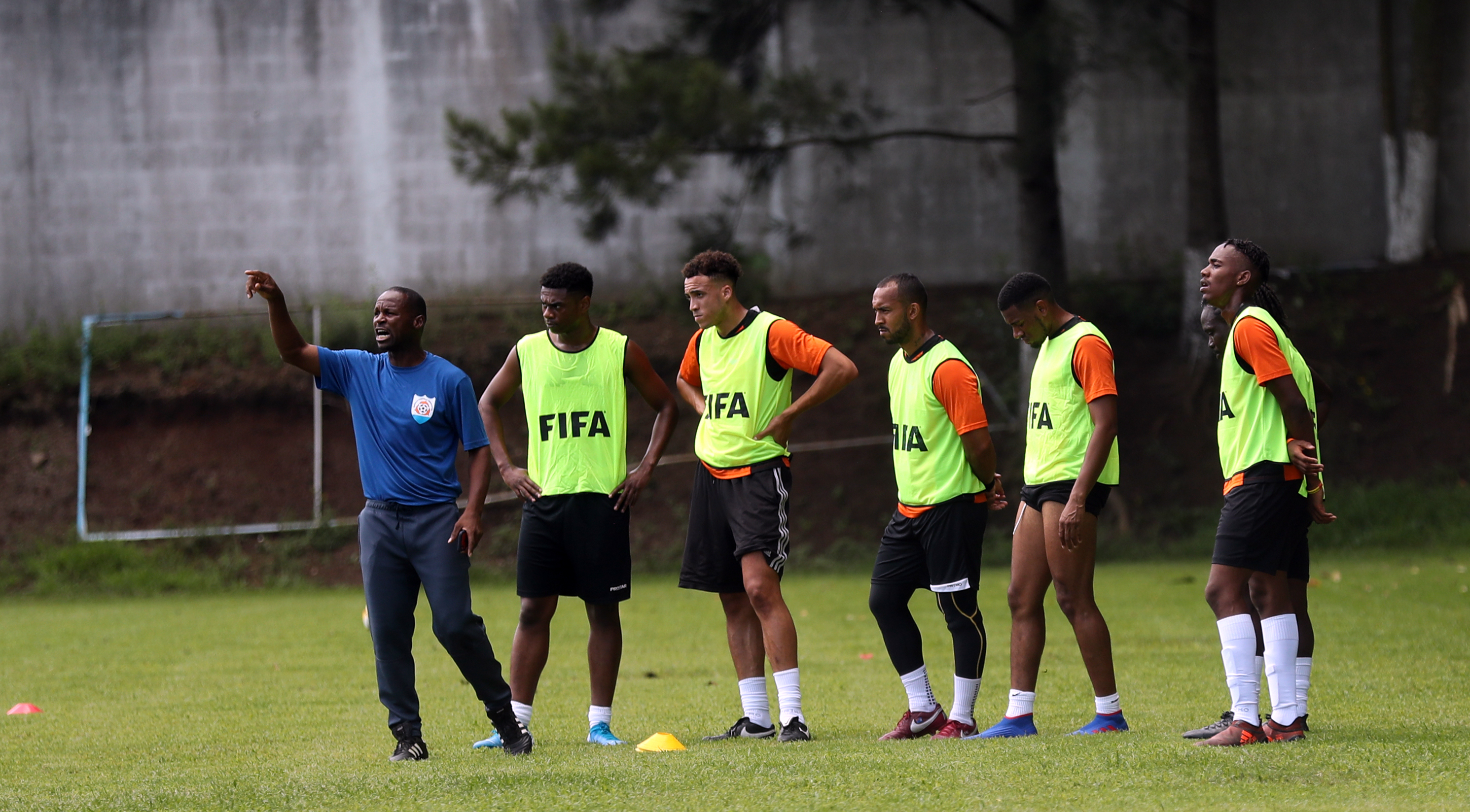 El técnico Nigel Connor le da indicaciones a sus jugadores durante la práctica del martes. (Foto Prensa Libre: Jeniffer Gómez)