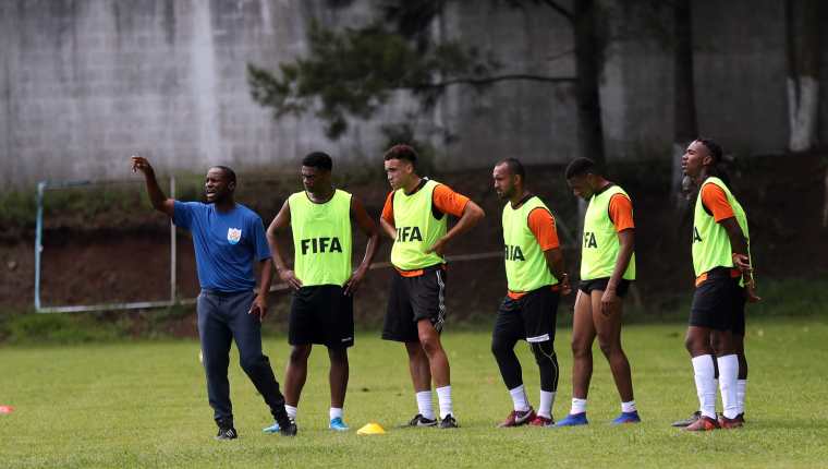 El técnico Nigel Connor le da indicaciones a sus jugadores durante la práctica del martes. (Foto Prensa Libre: Jeniffer Gómez)