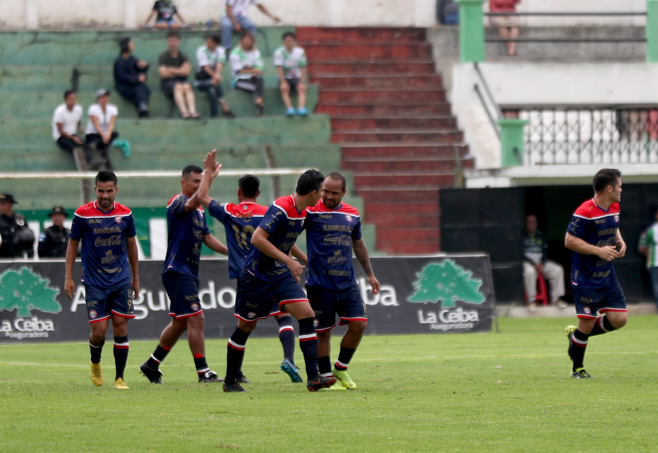 Los jugadores de Xelajú celebraron en el Pensativo. (Foto Prensa Libre: Carlos Vicente)