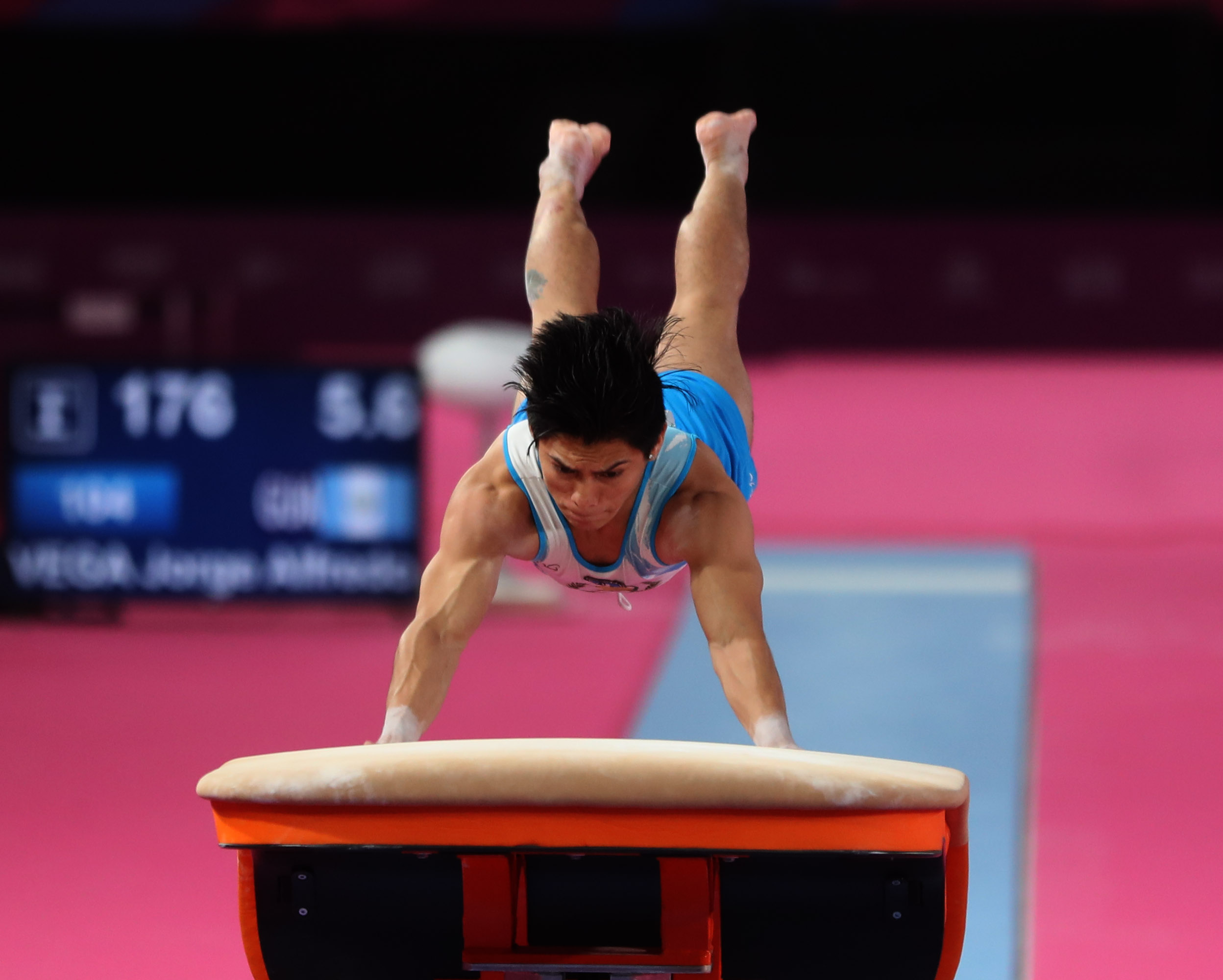 Jorge Vega es el subcampeón mundial en salto al potro. (Foto Prensa Libre: Carlos Vicente)