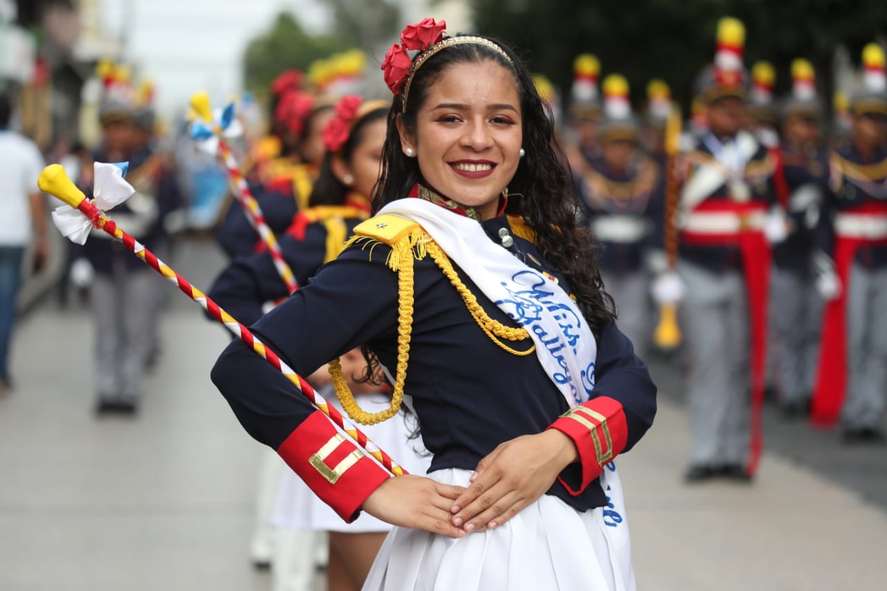 Batonista se luce en el desfile por la Independencia patria. (Foto Prensa Libre: Oscar Rivas). 