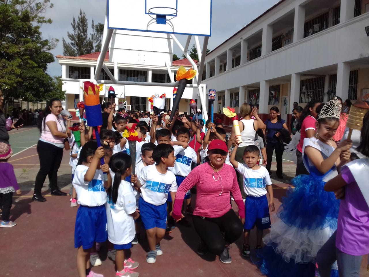Estudiantes de la Escuela Oficial Rural Mixta Santa Anita, Santa Catarina Pinula, participan en fiesta cívica. (Foto Prensa Libre: Cortesía). 