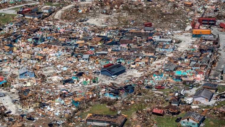 Al menos 20 personas han fallecido como consecuencia del Huracán Dorian, que ha devastado parte del archipiélago caribeño,  según datos oficiales. Fotografía Prensa Libre: AFP.