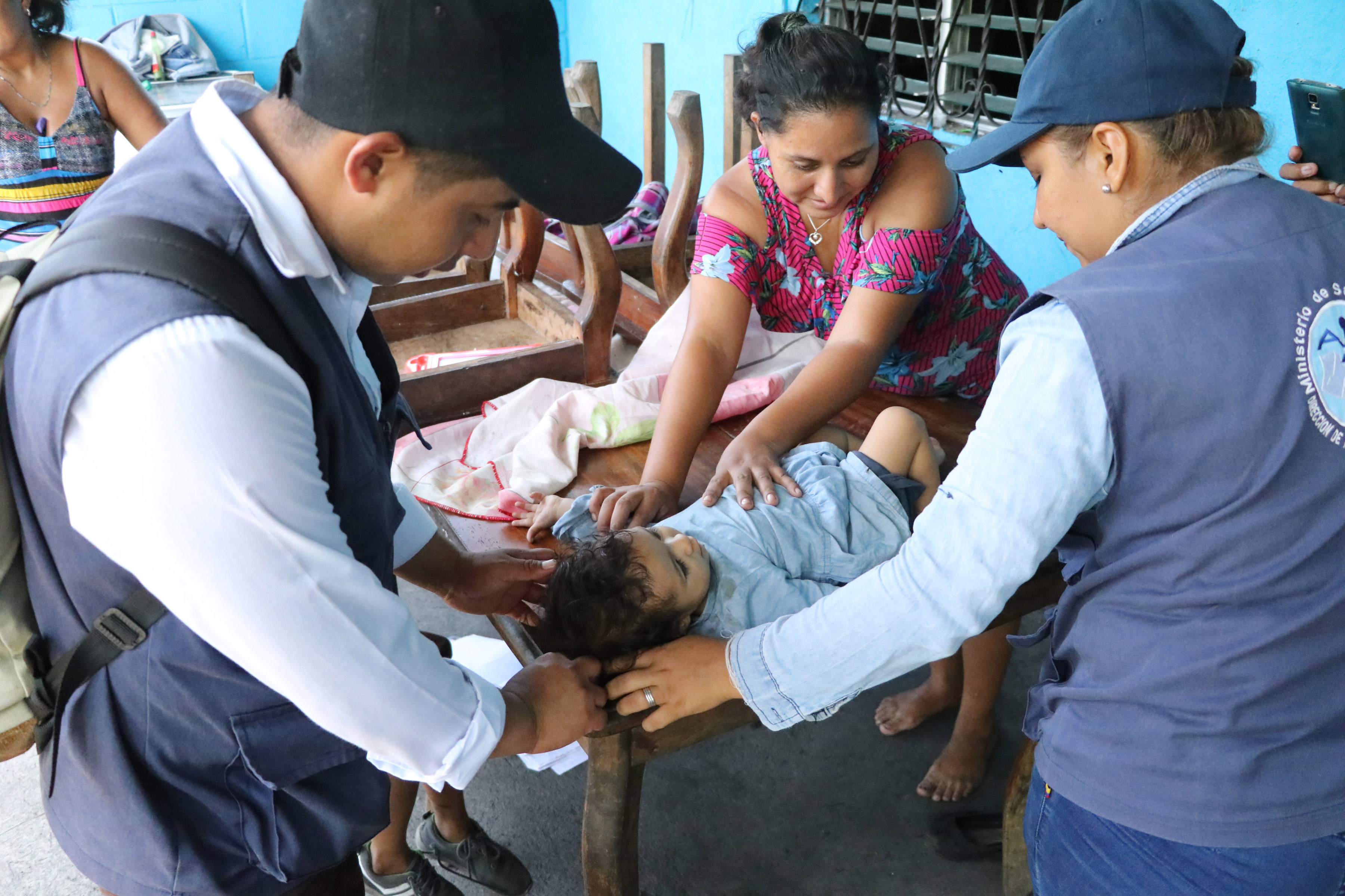 Los integrantes del Comusan comprueban el peso y talla de los menores que visitados en sus casas de Puerto San José, Escuintla. (Foto Prensa Libre: Carlos Paredes)