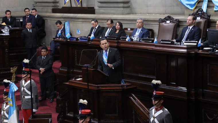 El presidente Jimmy Morales ofrece su discurso por el 198 aniversario de la Independencia. (Foto Prensa Libre: Juan Carlos PÃ©rez)