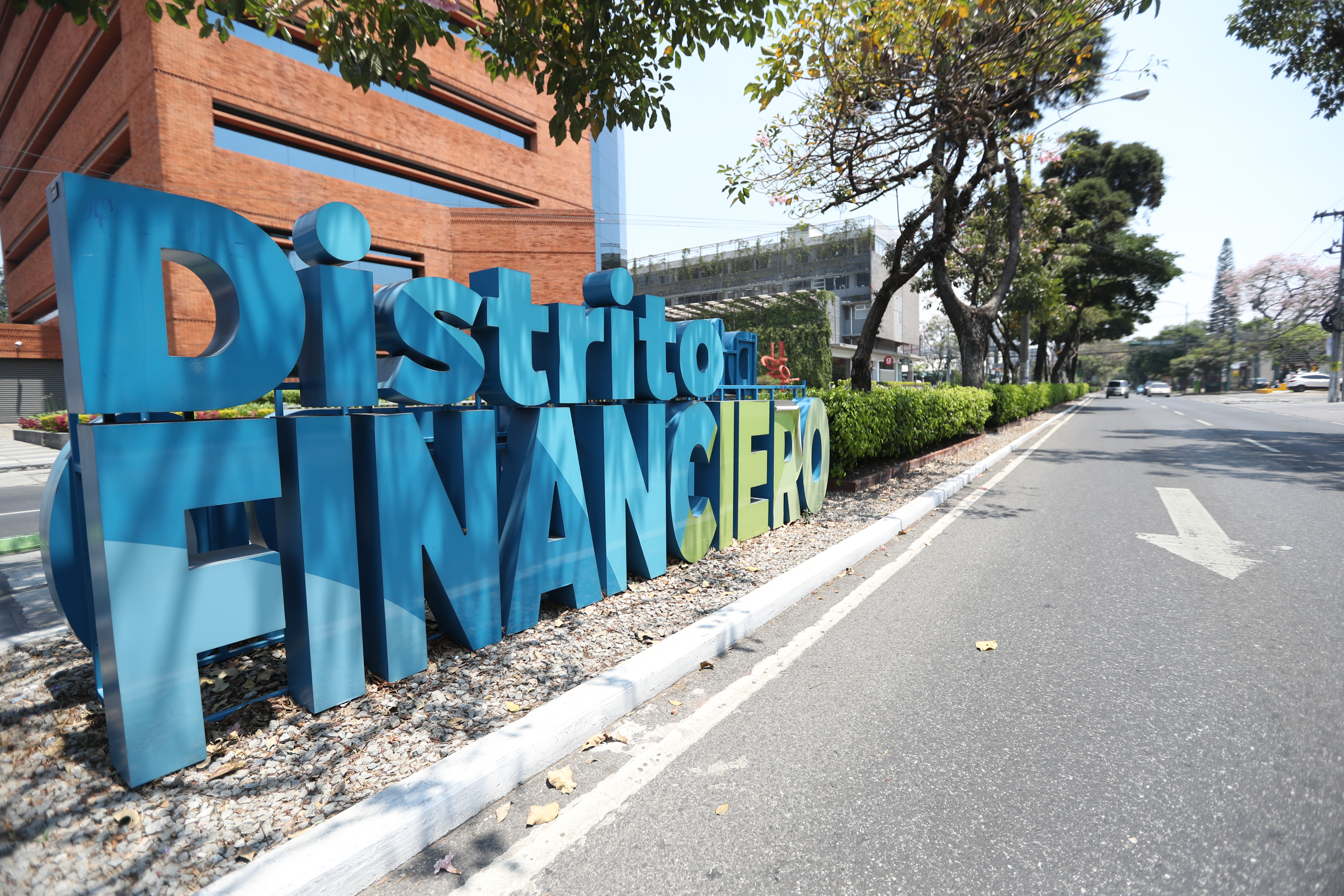 Las reformas a la Ley de Bancos cumplen tres años en el Congreso de la República, y regulará temas como el rescate de un banco o el sobreendeudamiento de los tarjetahabientes. (Foto Prensa Libre: Esbin García)