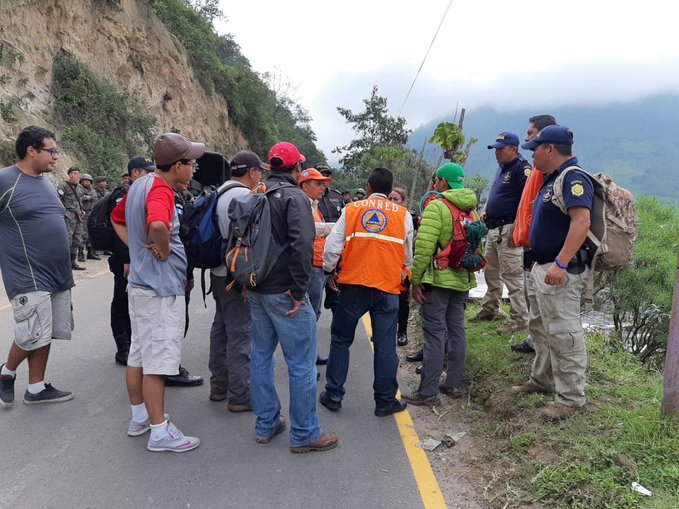 Equipos se coordinan para la búsqueda de los dos turistas. (Foto Prensa Libre: PNC)