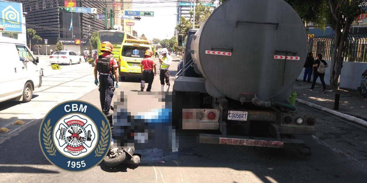 Motorista perdió la vida en la séptima avenida, zona 4. (Foto tomada de Bomberos Municipales)