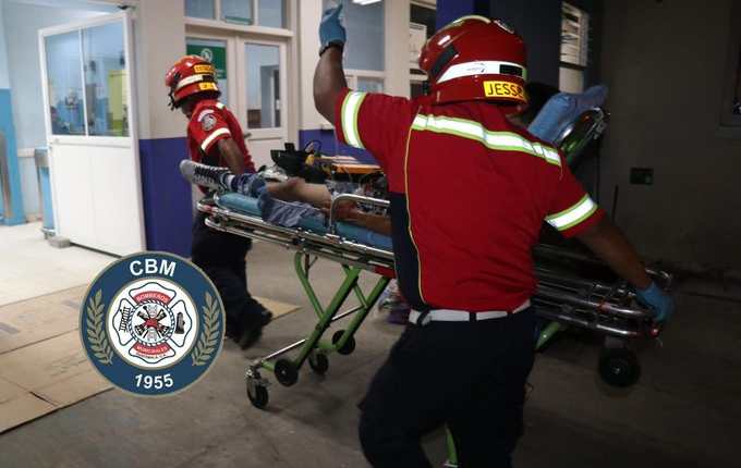 Un hombre herido en el bulevar Los Próceres es ingresado al Hospital Roosevelt. (Foto Bomberos Municipales)