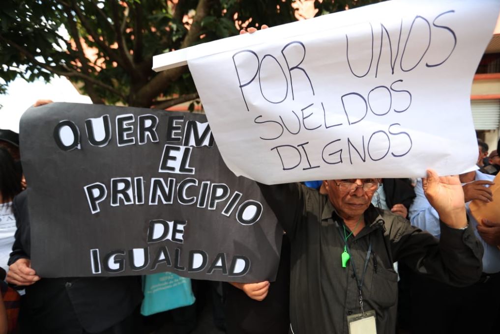 Trabajadores de gobernaciones departamentales muestran pancartas para exigir aumento. (Foto Prensa Libre: Carlos Hernández). 