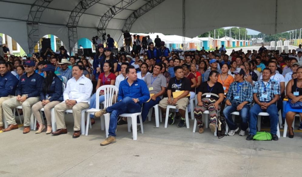 Funcionarios y beneficiados participan en la entrega de las escrituras a damnificados por el Volcán de Fuego. (Foto Prensa Libre: Enrique Paredes). 