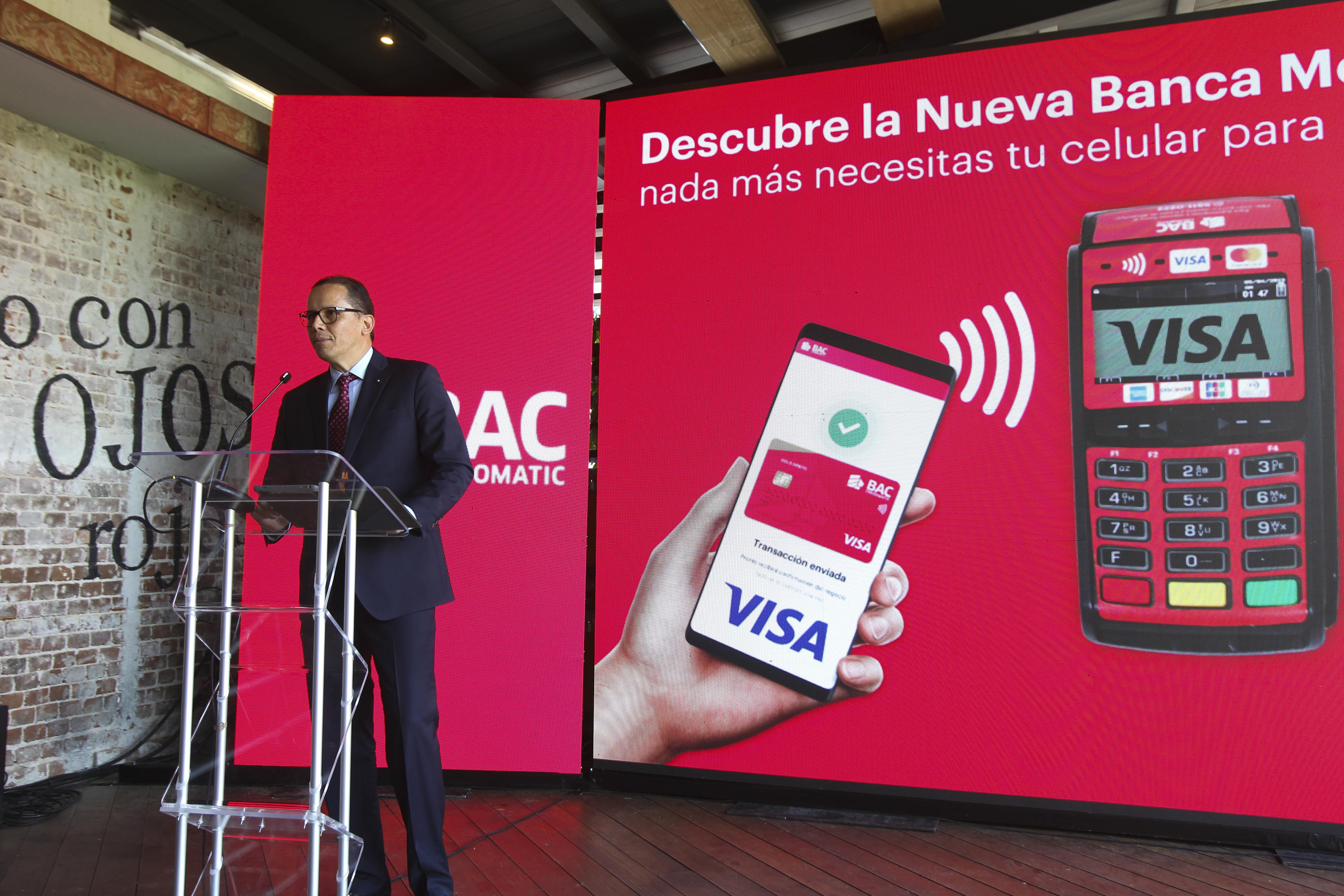 Juan Maldonado vicepresidente de banca de personas y  medios de pago de BAC Credomatic presentó la nueva forma de pago Banca Móvil. Foto Norvin Mendoza 