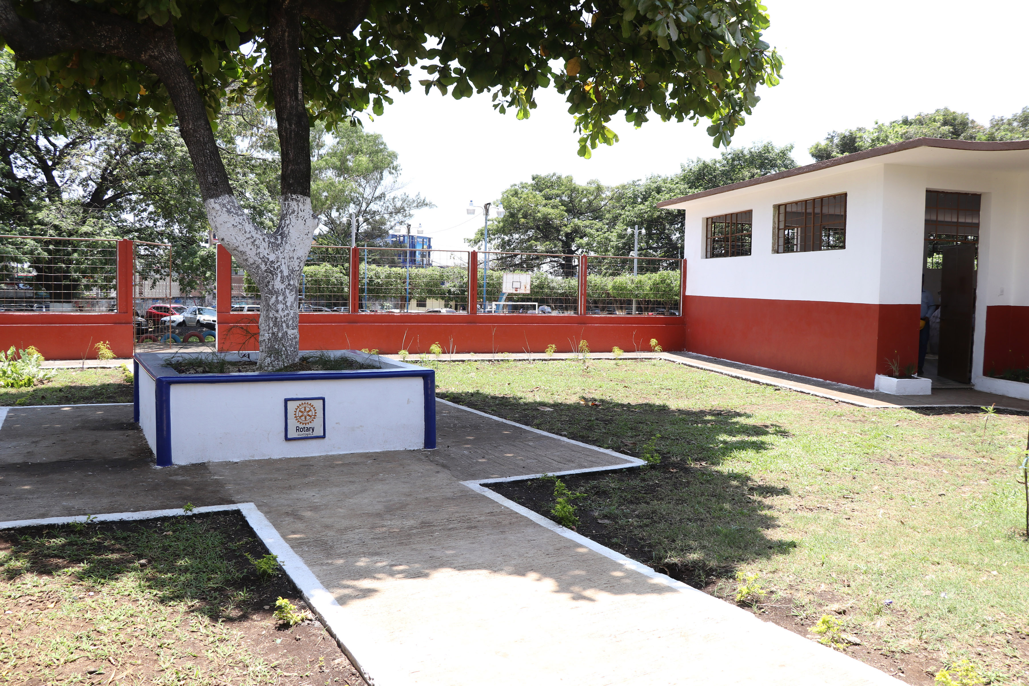Foto 7: El remozamiento incluyo la restauración de los jardines del la escuela José Martí. (Foto Prensa Libre: Carlos Paredes)