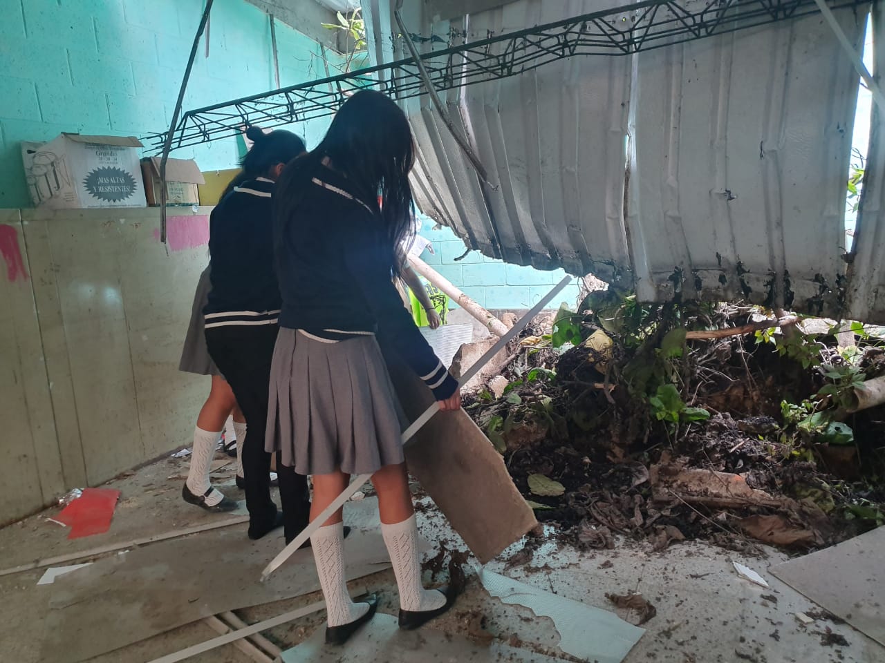 Estudiantes observan el daño en la Escuela Nacional Central de Formación Secretarial. (Foto Prensa Libre: Dadiana Cabrera). 