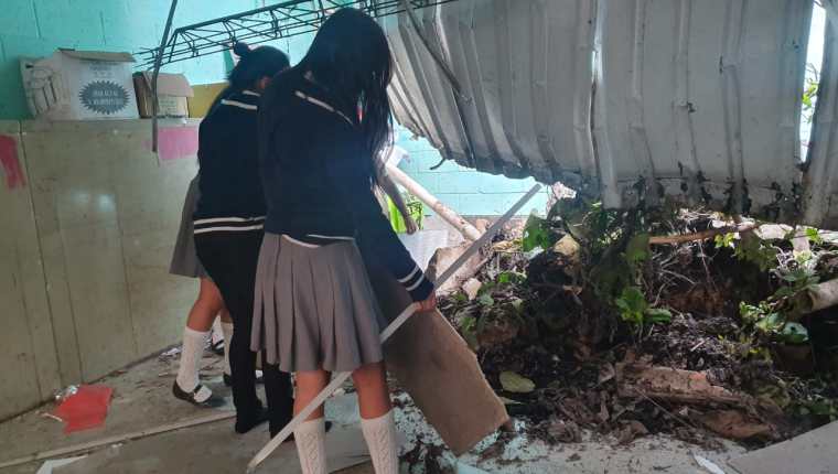 Estudiantes observan el daño en la Escuela Nacional Central de Formación Secretarial. (Foto Prensa Libre: Dadiana Cabrera). 