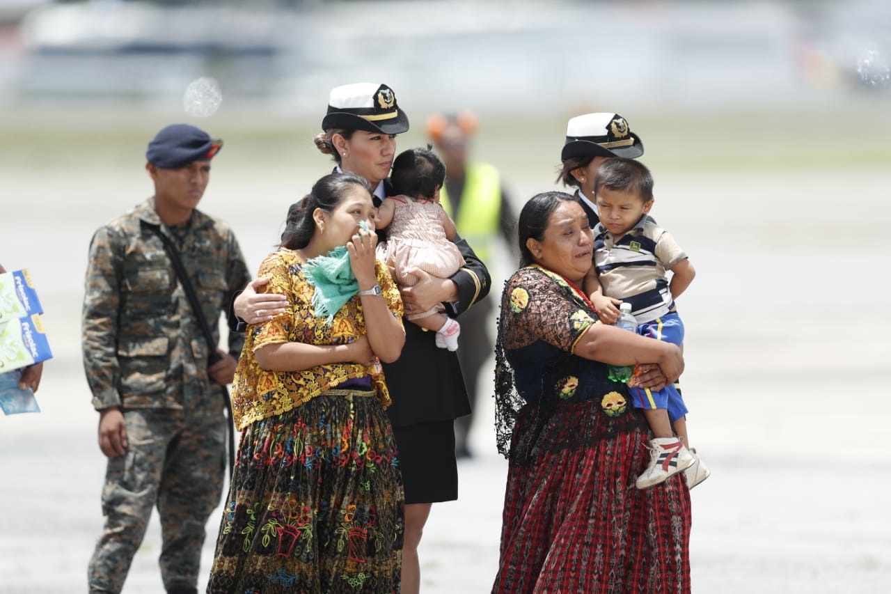 La madre y esposa de César Agusto Leonel Seb Tun esperan el cuerpo de su ser querido en la pista de la Fuerza Aérea Guatemalteca. (Foto Prensa Libre: Esbin García)