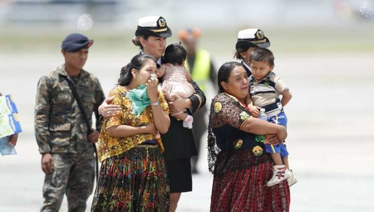 La madre y esposa de César Agusto Leonel Seb Tun esperan el cuerpo de su ser querido en la pista de la Fuerza Aérea Guatemalteca. (Foto Prensa Libre: Esbin García)