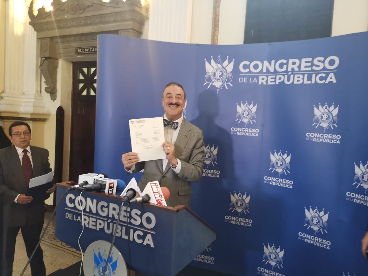 El diputado Fernando Linares-Beltranena presenta una iniciativa de ley que busca agilizar la atención médica en los reos. (Foto Prensa Libre: Cortesía)