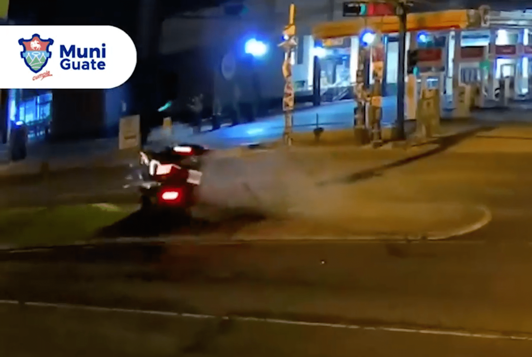 En la imagen se observa el vehículo momentos antes de chocar contra el poste. (Foto Prensa Libre: Twitter Alcaldía de Guatemala) 
