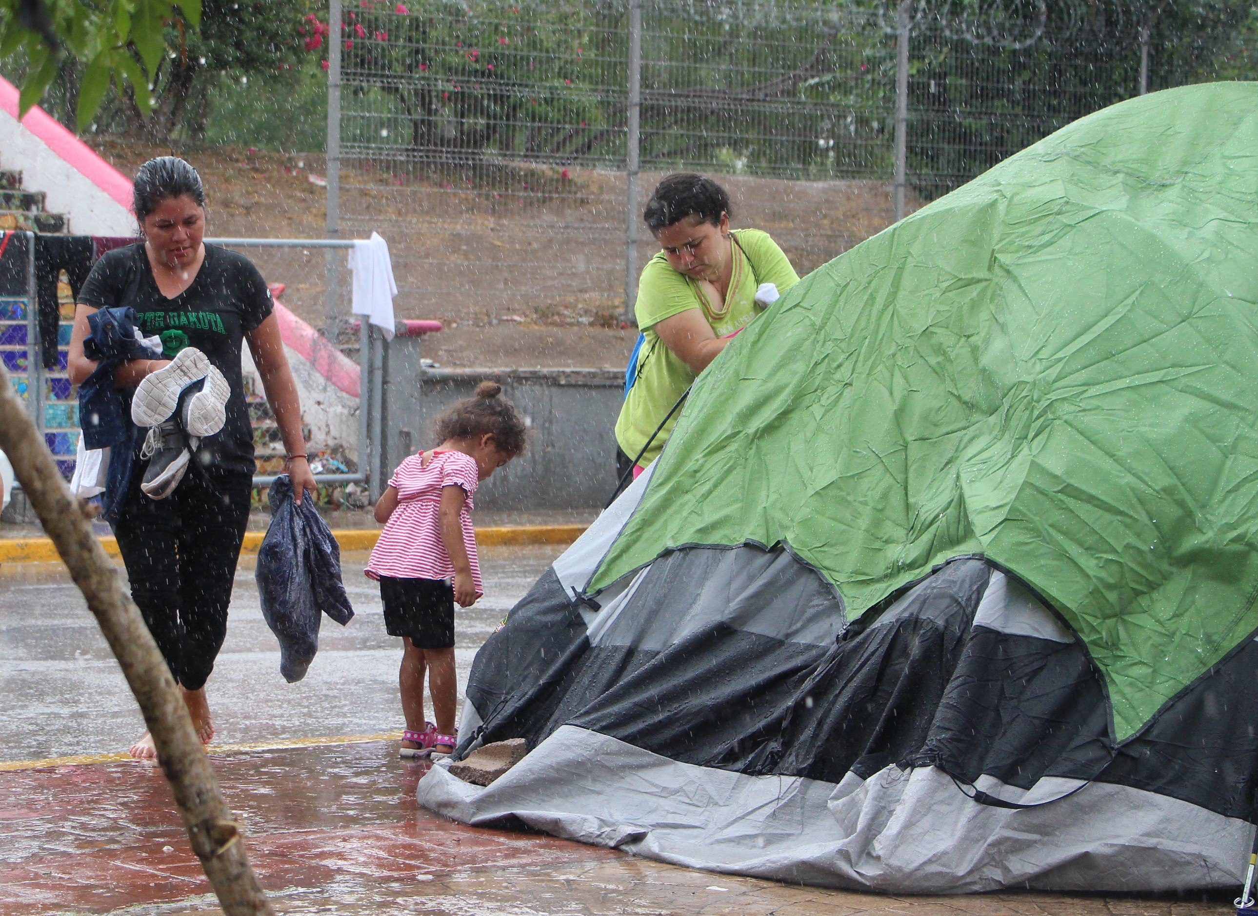 Los migrantes se niegan a ir a albergues, a pesar de la fuerte lluvia en Matamoros, México. (Foto Prensa Libre: EFE)