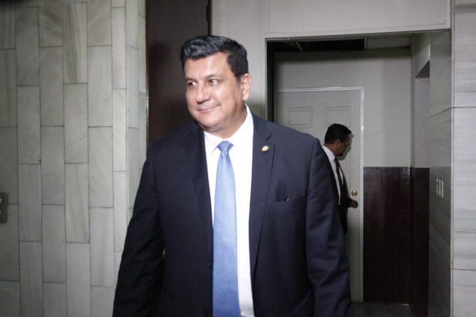 Diputado Estuardo Galdámez se defiende ante juez pesquisidor por vinculación en caso de corrupción