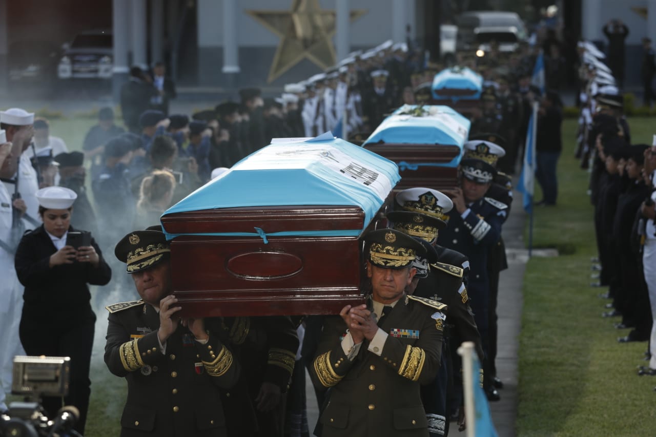 Luego de ser trasladados los cuerpos de los soldados caídos en El Estor Izabal, las honras fúnebres se llevaron a cabo en el Ministerio de la Defensa. Fotografía de Prensa Libre: Esbin García