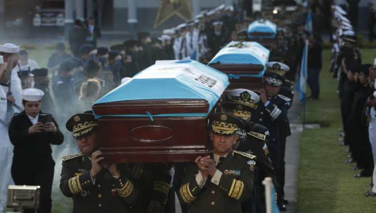 Luego de ser trasladados los cuerpos de los soldados caídos en El Estor Izabal, las honras fúnebres se llevaron a cabo en el Ministerio de la Defensa. Fotografía de Prensa Libre: Esbin García