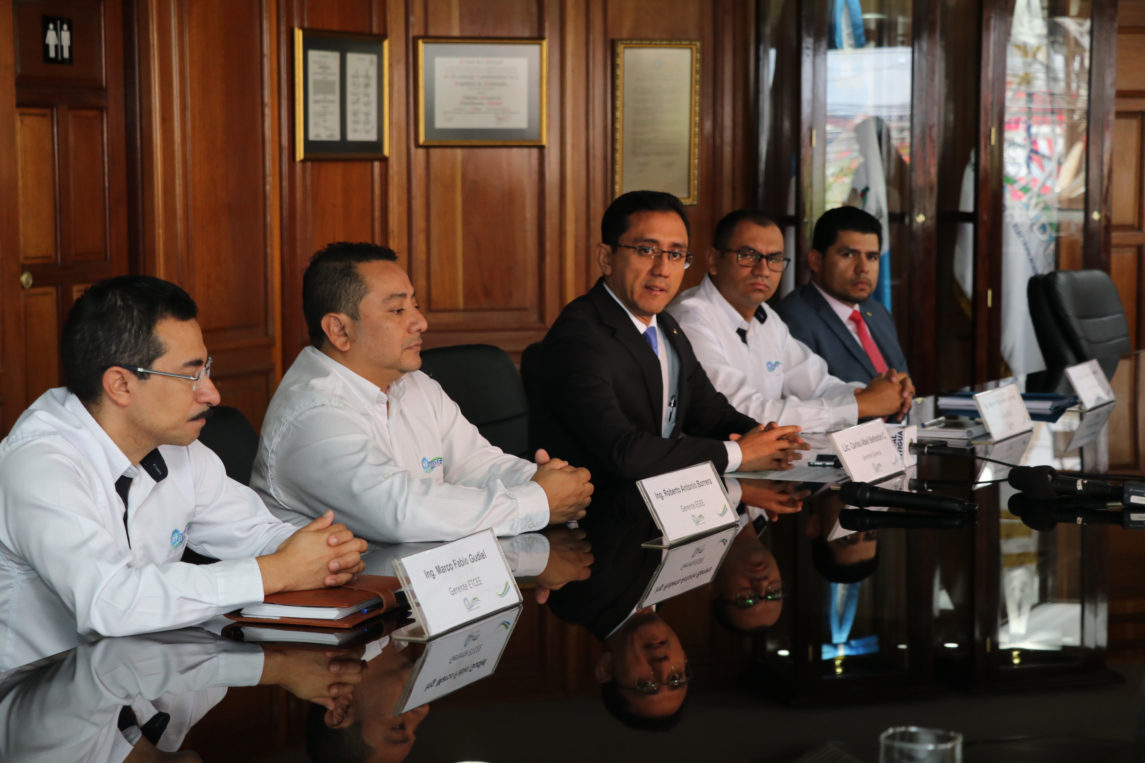 En conferencia autoridades del Inde: Marco Gudiel, gerente de transporte de energía, Roberto Barrera, gerente de generación, Carlos Beltetón, gerente general, Maynor Jiménez, gerente de comercialización, Luis Fernando Chavarría, gerente financiero. (Foto Prensa Libre: Hemeroteca PL)