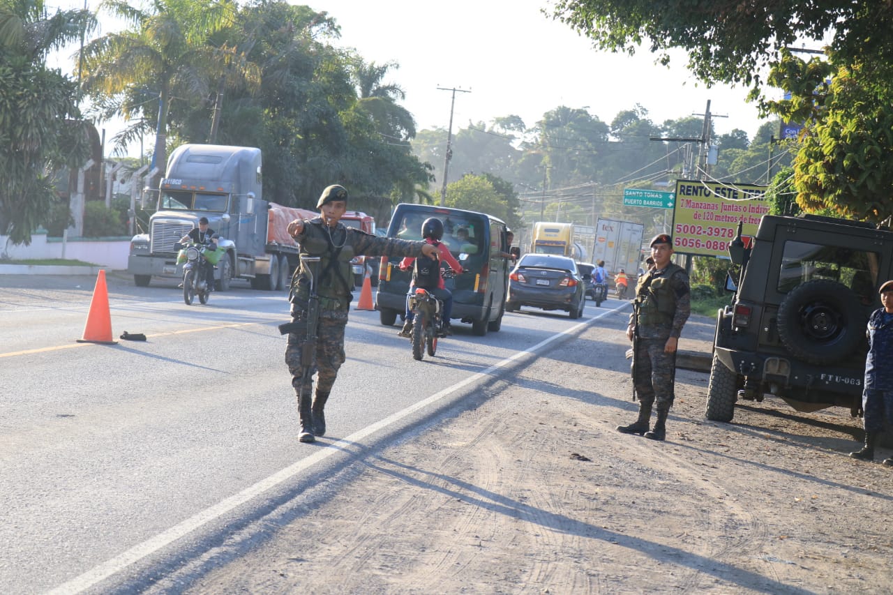 Elementos del Ejército realizan operativos en Puerto Barrios, ingreso a Izabal. (Foto, Prensa Libre: Dony Stewart).