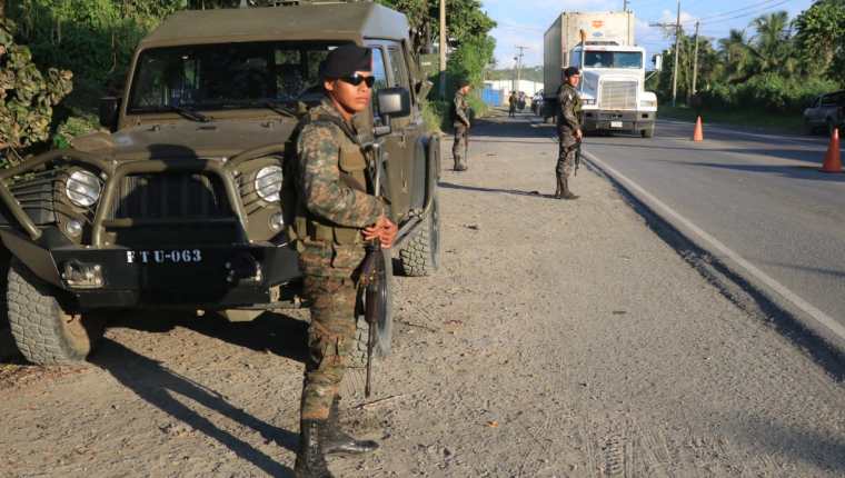 El Ejército dirige varios operativos en los lugares con estado de Sitio. (Foto Prensa Libre: Dony Stewart)