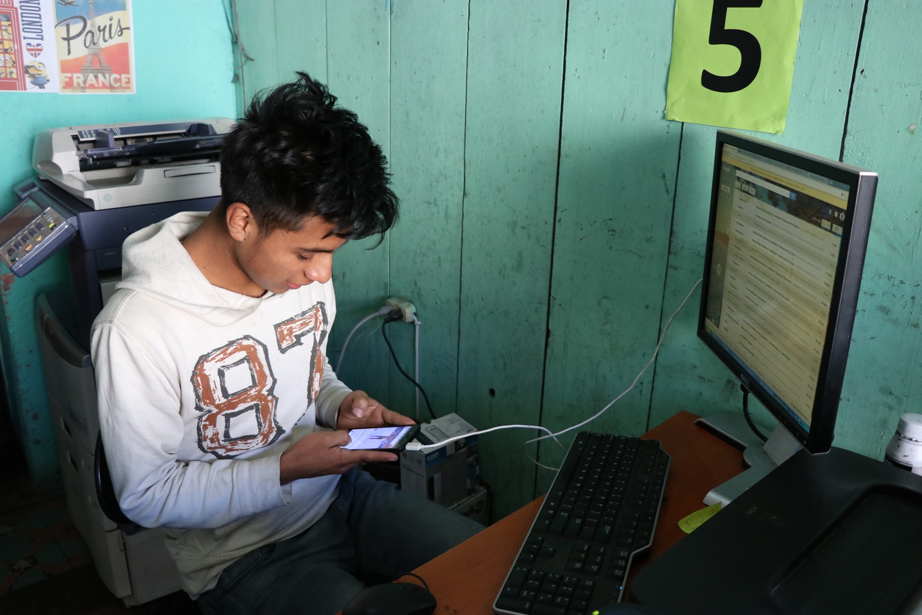 El proyecto pretende capacitar a jóvenes interesados en la producción de software. (Foto Prensa Libre: Archivo) 