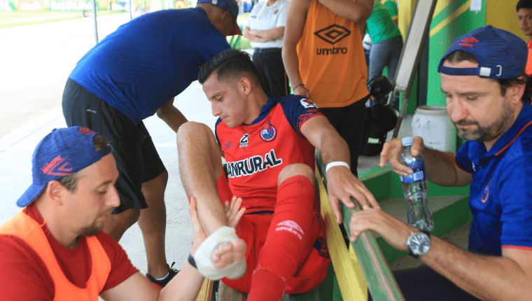 José Carlos Martínez sufrió una lesión en el duelo frente a Guastatoya. (Foto Prensa Libre: Norvin Mendoza)