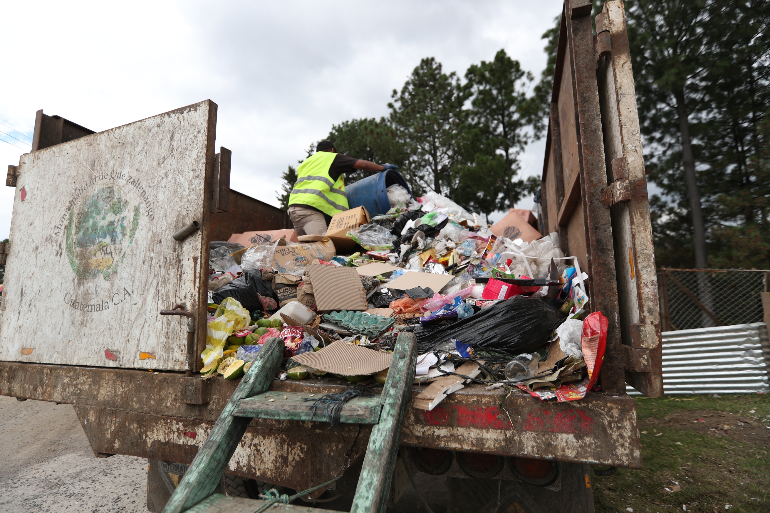 Empleados temporales recolectan la basura  de Cefemerq y de las calles que son utilizadas por los desfiles de Xelafer 2019. (Foto Prensa Libre: María Longo) 